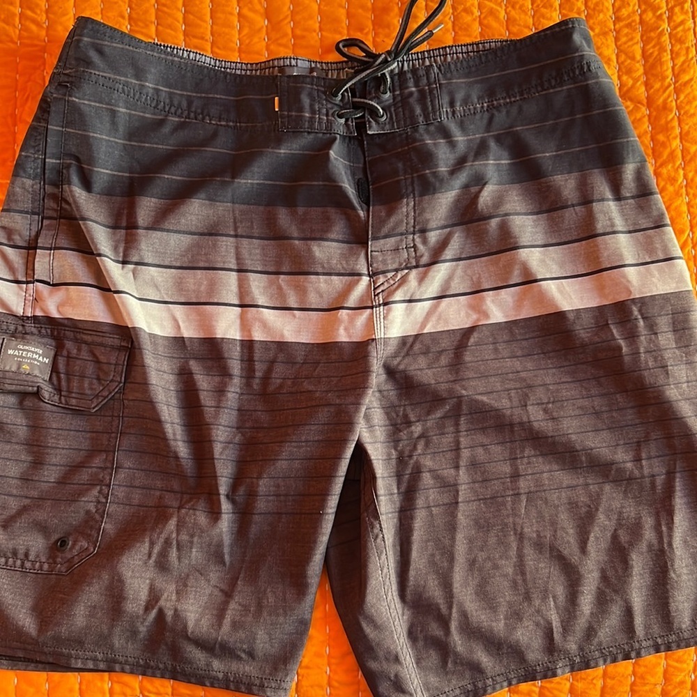 Quicksilver waterman collection swim trunks with pockets. Sz36